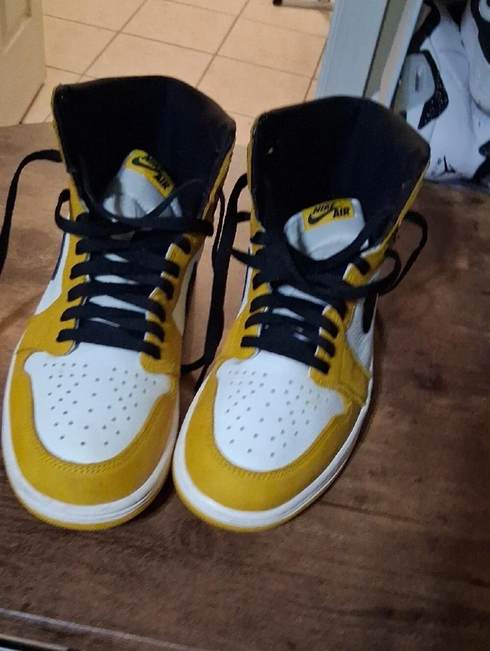 Jordan 1 Mid - White/Yellow/Black